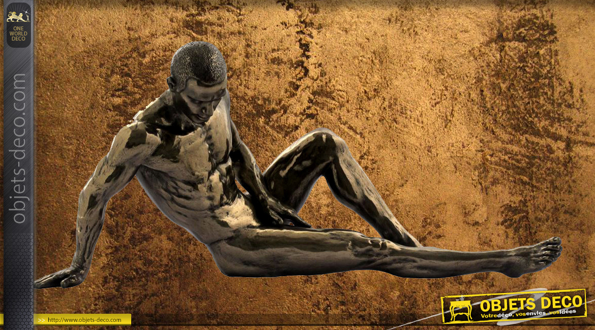 Etendu et détendu, représentation d'un homme nu en résine finition vieux bronze effet doré, collection Nudités, 26cm