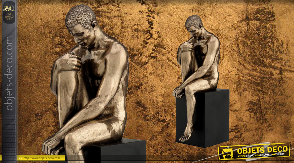 Pensif et méditatif, représentation d'un homme nu assis sur un piédestal, en résine finition vieux bronze, collection Nudités, 20cm