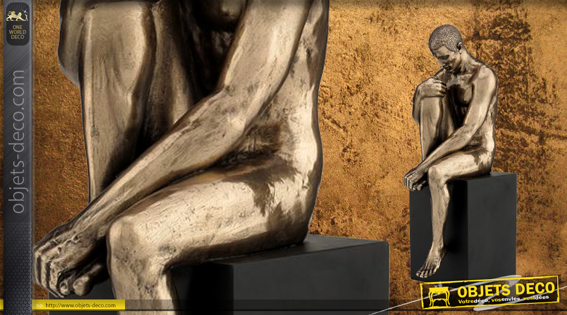 Pensif et méditatif, représentation d'un homme nu assis sur un piédestal, en résine finition vieux bronze, collection Nudités, 20cm