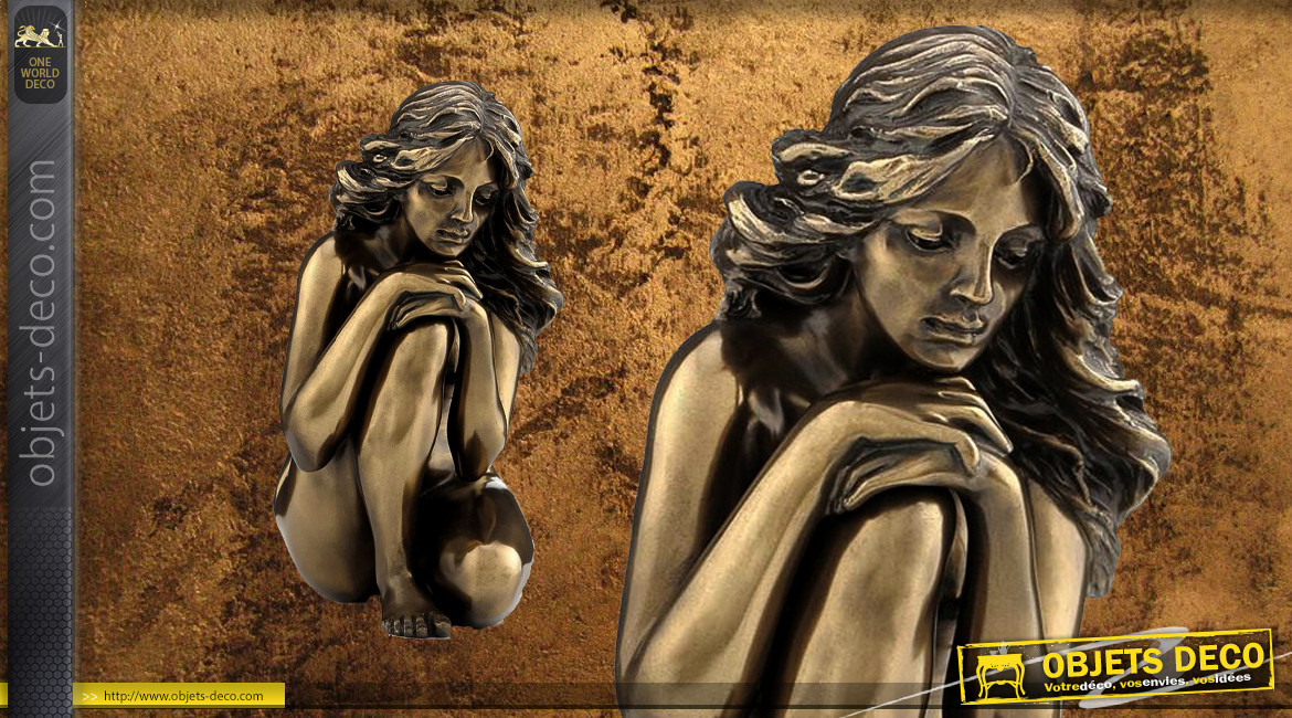 Seule et Perdue, représentation d'une femme nue et assise, en résine finition bronze doré effet ancien, collection Nudités, 12cm