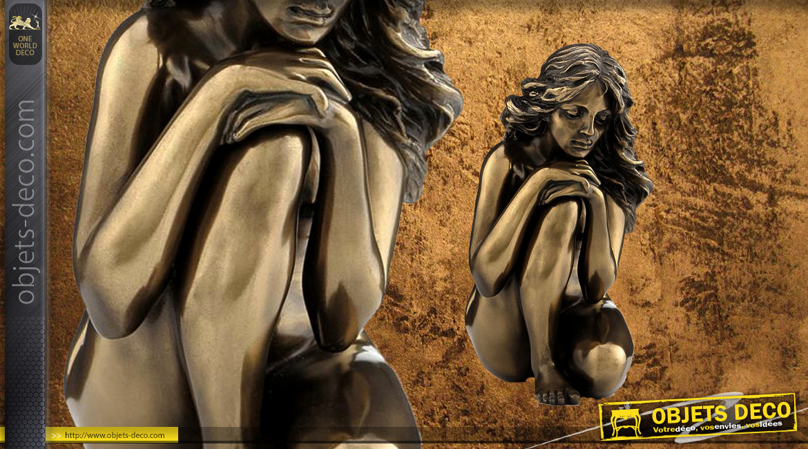 Seule et Perdue, représentation d'une femme nue et assise, en résine finition bronze doré effet ancien, collection Nudités, 12cm