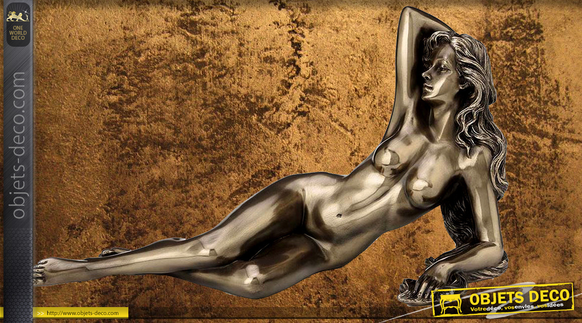 Allongée et relaxée, représentation d'une femme nue en résine, finition vieux bronze et reflets dorés, collection Nudités, 21cm