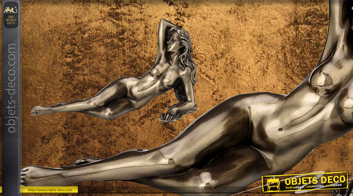 Allongée et relaxée, représentation d'une femme nue en résine, finition  vieux bronze et reflets dorés, collection Nudités, 21cm
