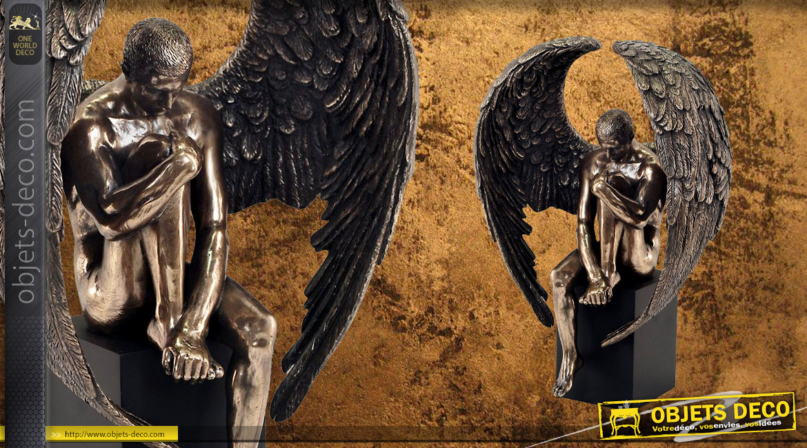 Questions et solitude, représentation d'un ange sur piédestal en résine, finition dorée bronze, collection Nudités, 26cm