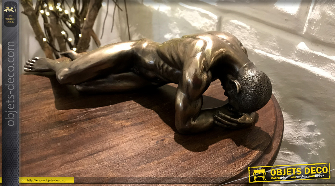Accablé et fatigué, représentation d'un homme allongé, en résine finition dorée effet ancien, 33cm