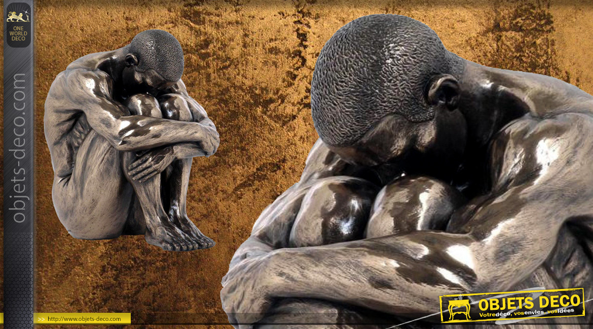 Triste et pensif, représentation d'un homme la tête sur les genoux, en résine fintion bronze doré, collection Nudités, 16cm