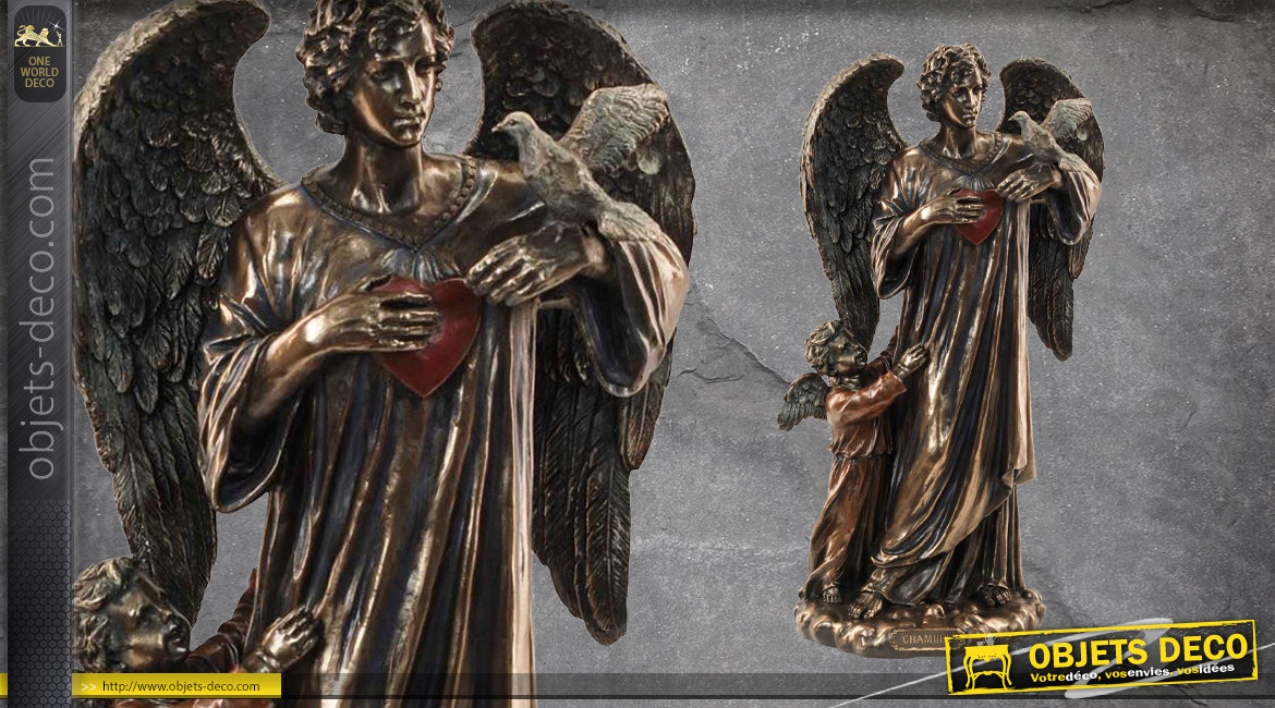 Archange Chamuel, représentation de l'ange de la bonté et de l'amour en résine, accompagné d'un angelot, finition laiton vieilli, collection Terre des Dieux, 29cm