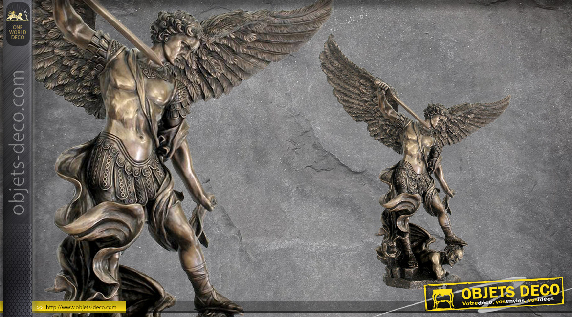 Archange Saint-Michel, grande sculpture en résine de l'ange combatant les démons, en résine finition laiton bronze vieilli, 110cm de hauteur finale