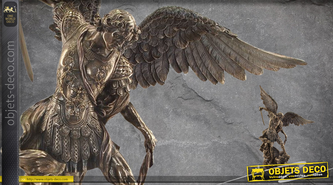 Archange Saint-Michel, représentation de 78cm de l'ange combatant le mal, ailes déployées, en résine finition bronze vieilli, collection Terre des Dieux