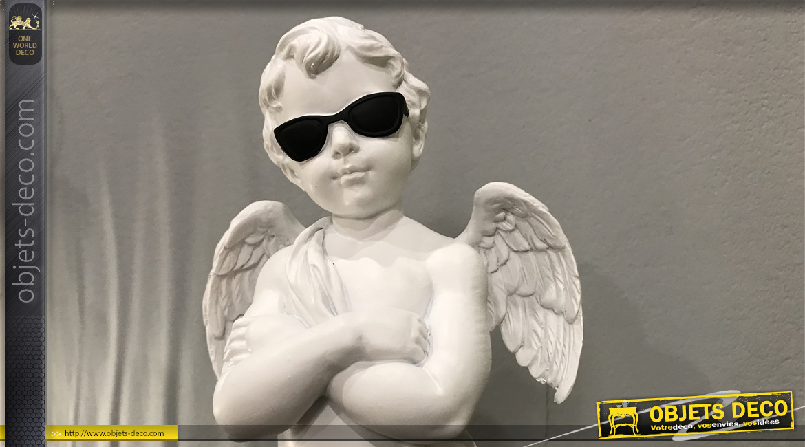 Statuette d'un angelot sur piédestal version moderne lunettes noires, 29cm