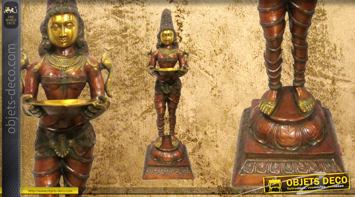 Représentation en laiton massif de la déese Lakshmi, postée debout sur socle, finitions effet anciennes, 45kg - 132cm