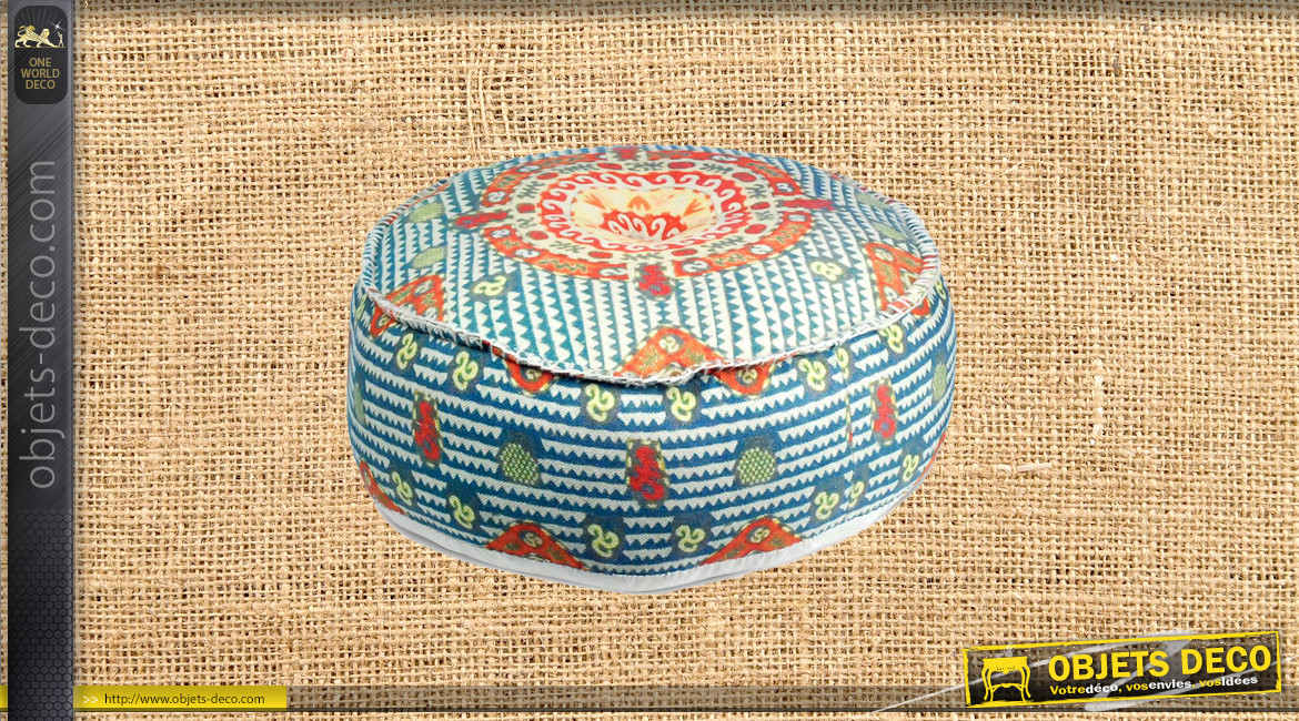 Gros pouf en coton épais, avec motifs géométriques sur fond bleu ciel, ambiance estivale colorée, Ø60cm