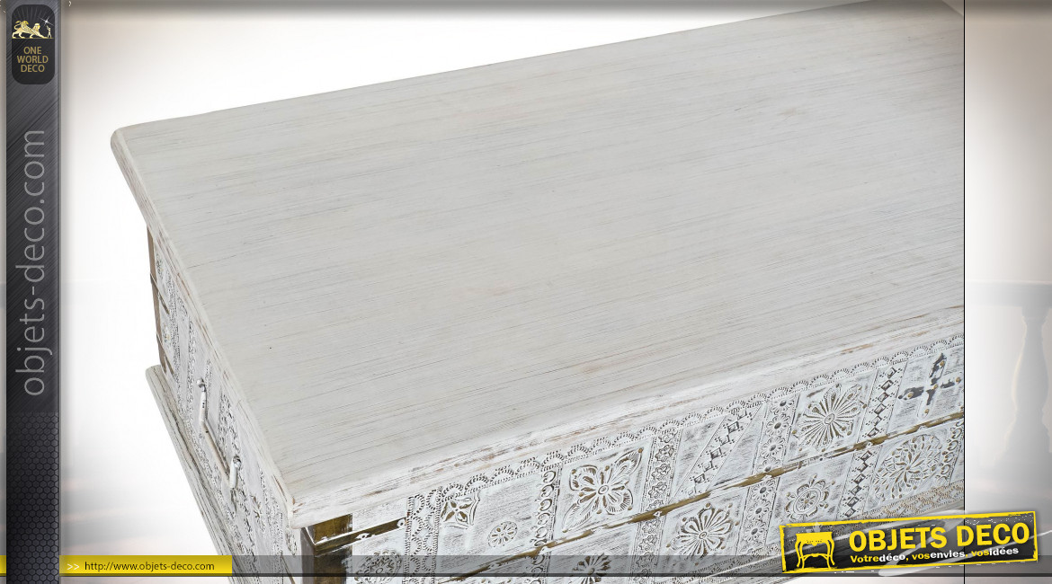 Table basse coffre en bois de manguier finition blanchie, ornements en métal de style Indien, 115cm