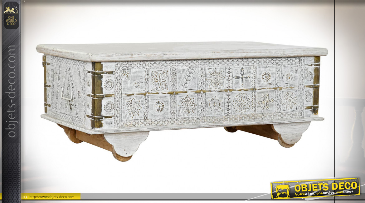 Table basse coffre en bois de manguier finition blanchie, ornements en métal de style Indien, 115cm