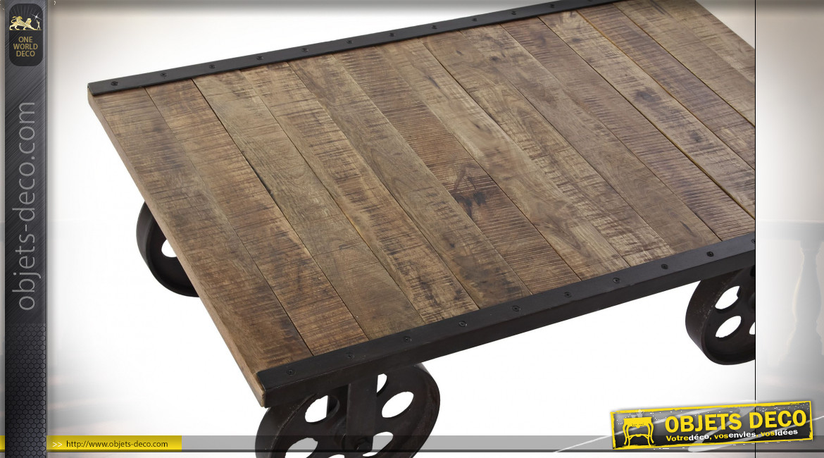 Table basse en métal et bois de manguier finition naturelle, roues en métal esprit Berline de mine, 106cm