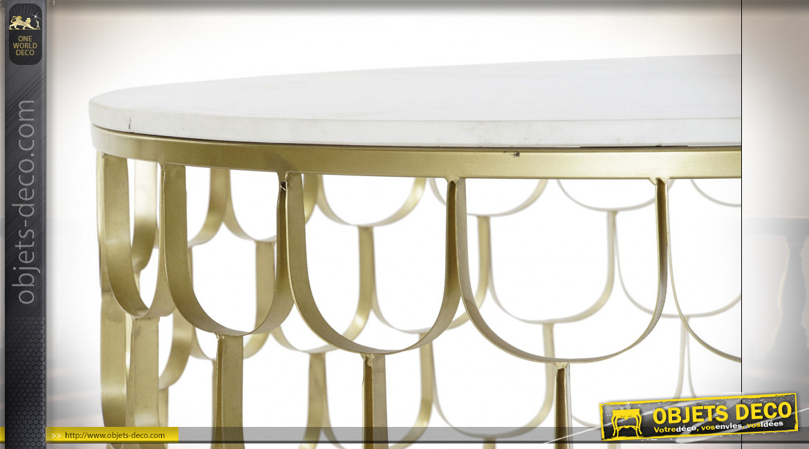 Table basse en marbre et fer ajouré finition doré de style moderne 81cm