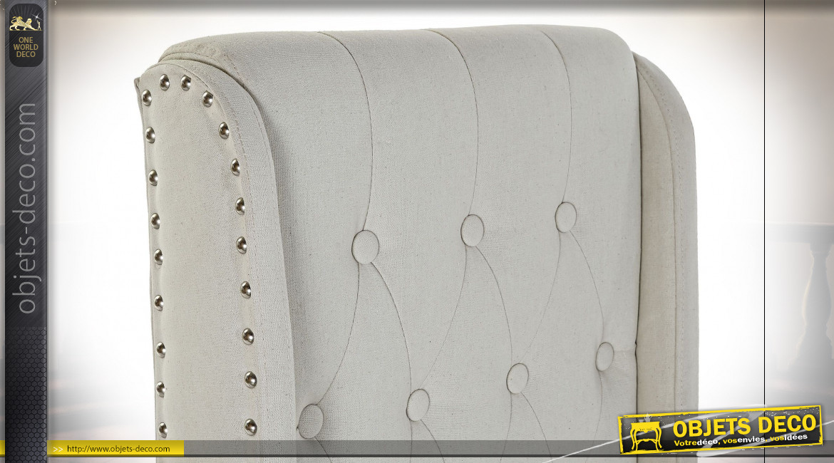 Chaise en lin finition beige et bois, dossier capitonné et clous de tapissier argentés, 102cm