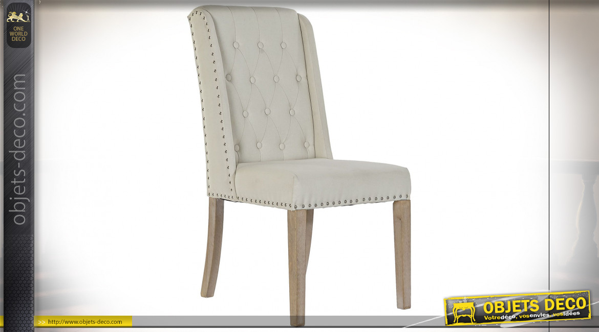 Chaise en lin finition beige et bois, dossier capitonné et clous de tapissier argentés, 102cm