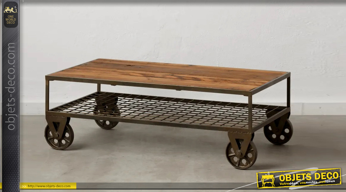 Table basse en bois et métal de style industriel, grosses roues et plateau brut, 100cm