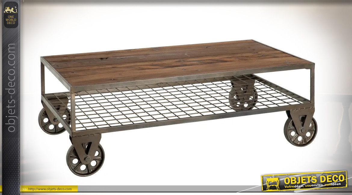 Table basse en bois et métal de style industriel, grosses roues et plateau brut, 100cm