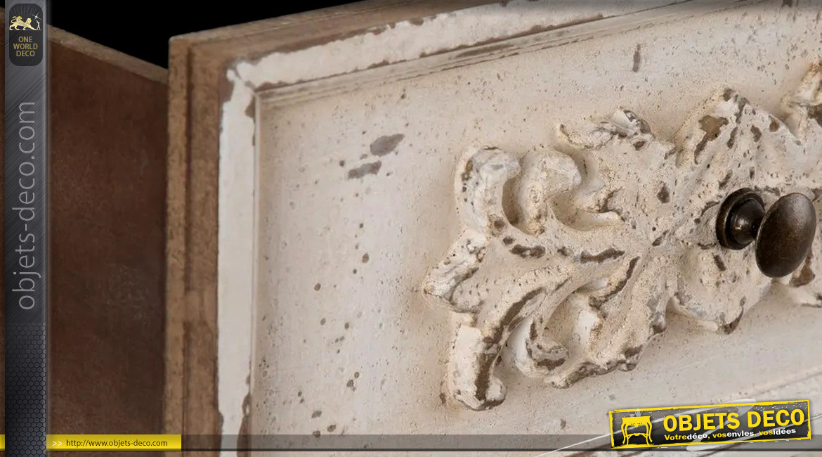 Console en bois sculpté esprit vieille campagne, finition blanc antique décapé,118cm