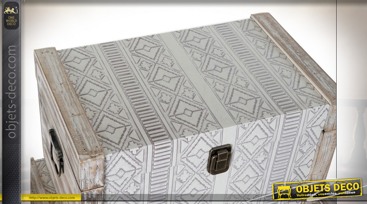 Série de 3 coffres en bois finition naturelle blanchie, motifs géométriques ambiance boho, 56cm