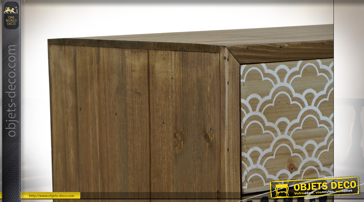 Table de chevet 3 tiroirs en bois finition naturelle ambiance ethnique, 63cm