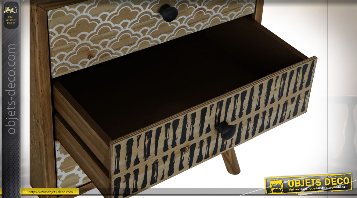 Table de chevet 3 tiroirs en bois finition naturelle ambiance ethnique, 63cm