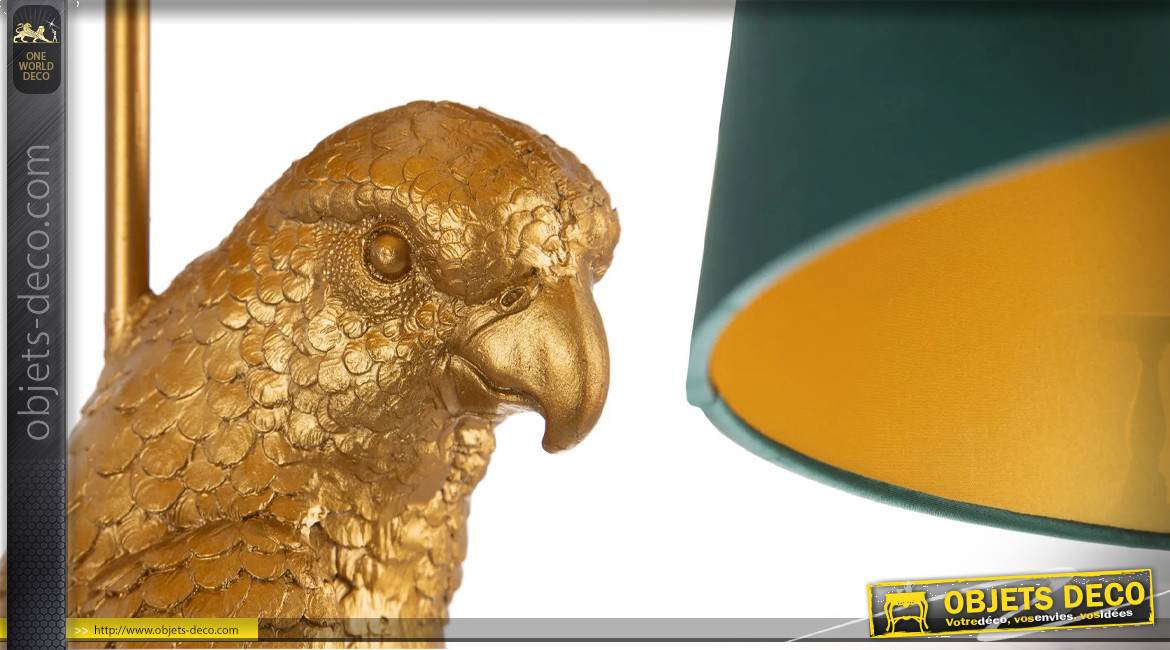 Lampadaire perroquet en résine finition vieux doré, oiseau sur son perchoir et abat jour vert impérial, 121cm