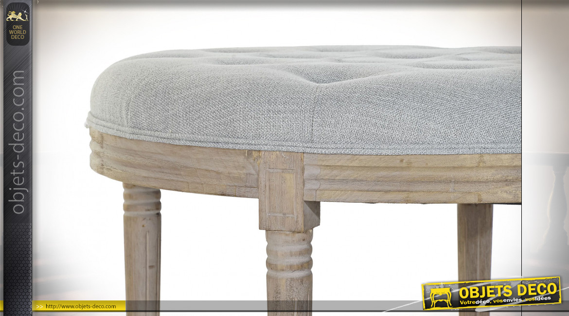 Bout de lit rond en lin capitonné gris clair et bois de caoutchouc finition naturelle blanchie ambiance classique, Ø70cm