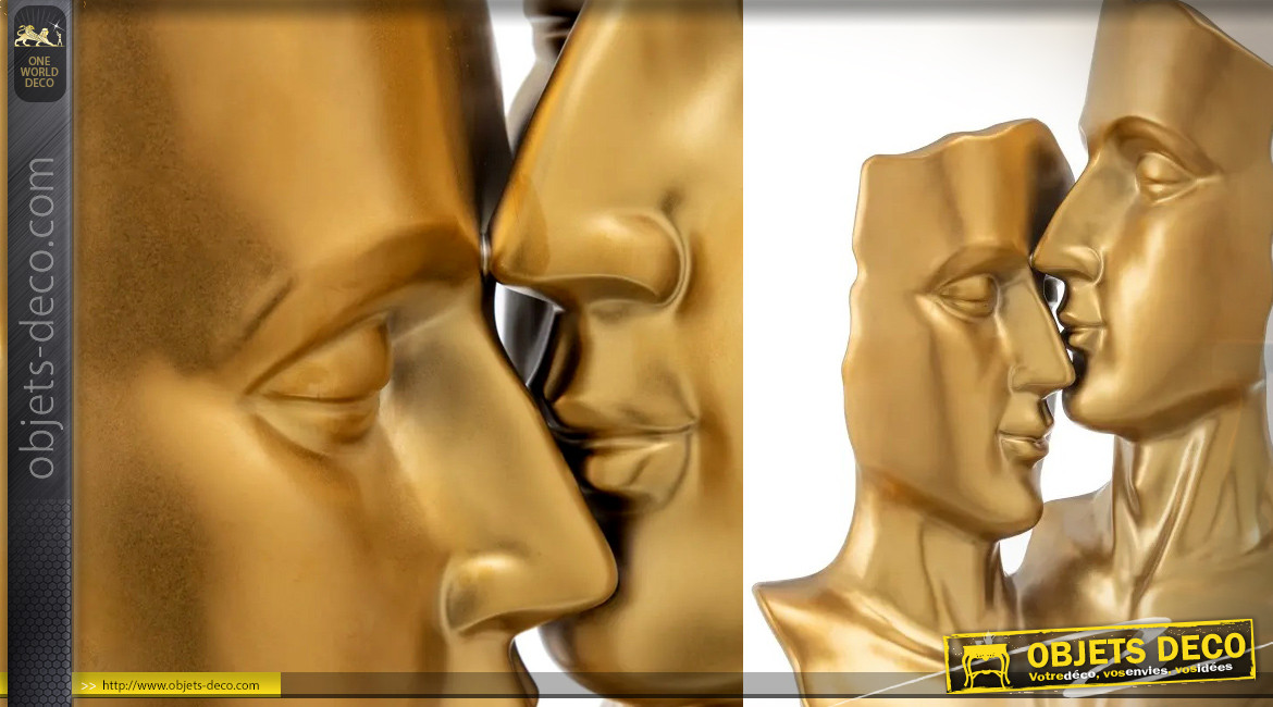 Sculpture d'un couple qui s'embrasse, en céramique montée sur socle en bois, noir et or, 58cm