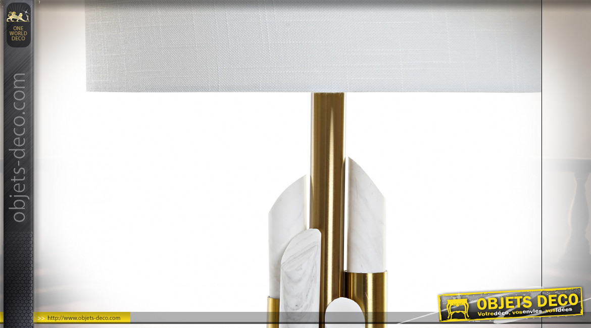 Lampe à poser en métal finition dorée et marbre blanc ambiance moderne chic, 71cm