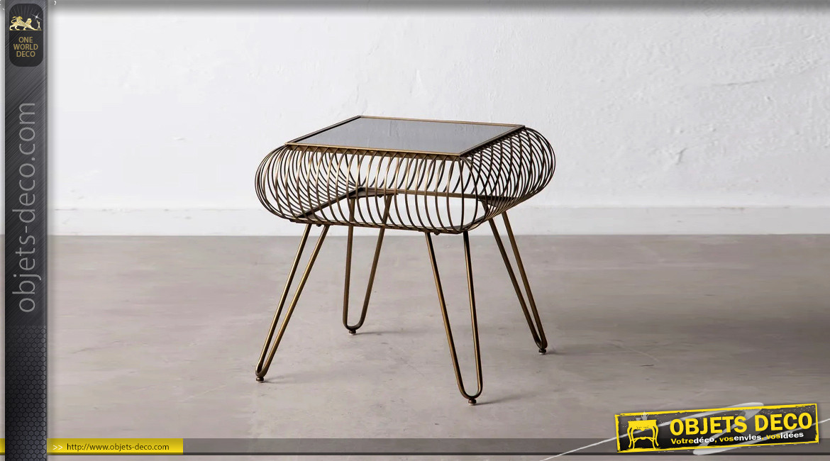 Table d'appoint en métal doré et plateau en verre teinté foncé, ambiance indus chic, 48cm