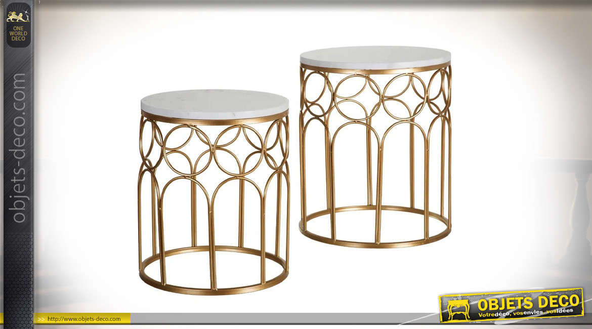 Série de deux tables rondes en métal doré et marbre blanc, ambiance chic luxueuse, Ø43/38
