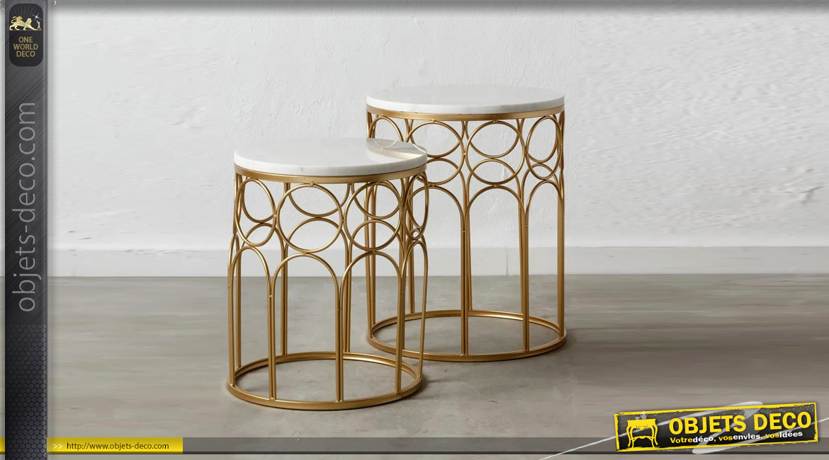 Série de deux tables rondes en métal doré et marbre blanc, ambiance chic luxueuse, Ø43/38