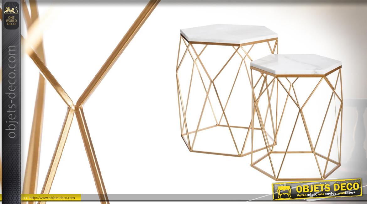 Série de deux tables héxagonales en métal doré et plateaux en marbre blanc, ambiance moderne contemporaine, Ø55/45cm