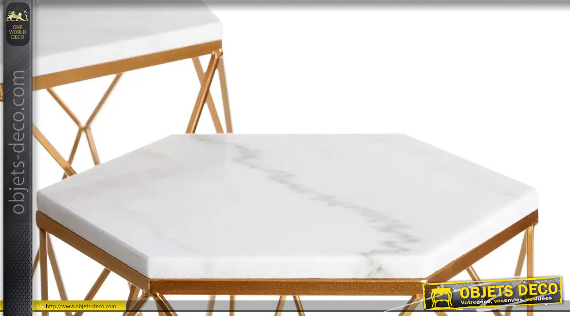 Série de deux tables héxagonales en métal doré et plateaux en marbre blanc, ambiance moderne contemporaine, Ø55/45cm