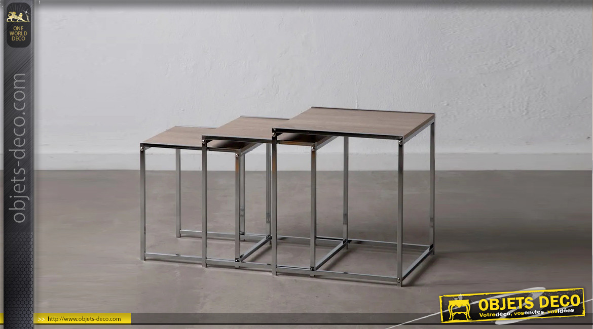 Série de trois tables gigognes en métal chromé argent et bois effet chêne vieilli, ambiance moderne, 40/36/32cm