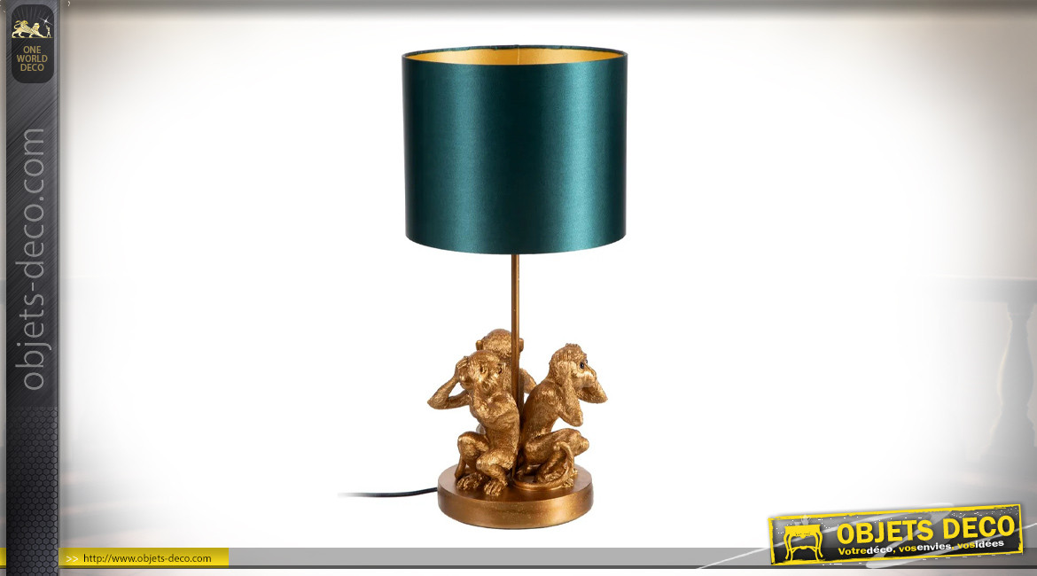 Singes de la Sagesse en version lampe de table, en résine finition dorée et abat-jour vert impérial, 53cm
