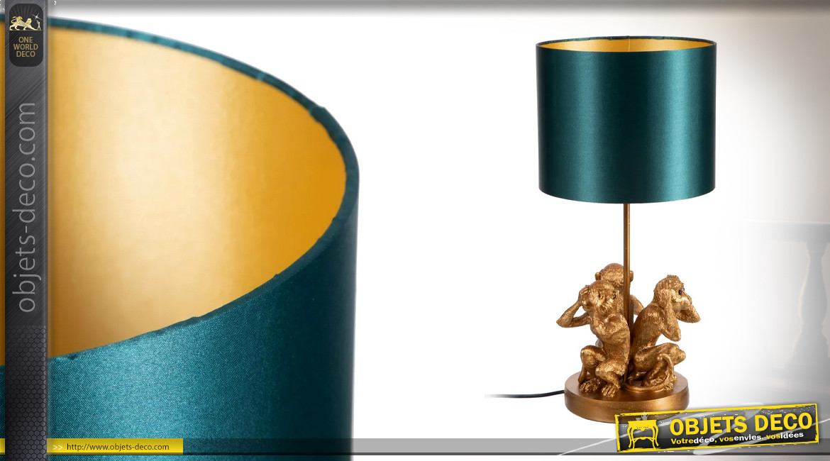 Singes de la Sagesse en version lampe de table, en résine finition dorée et abat-jour vert impérial, 53cm