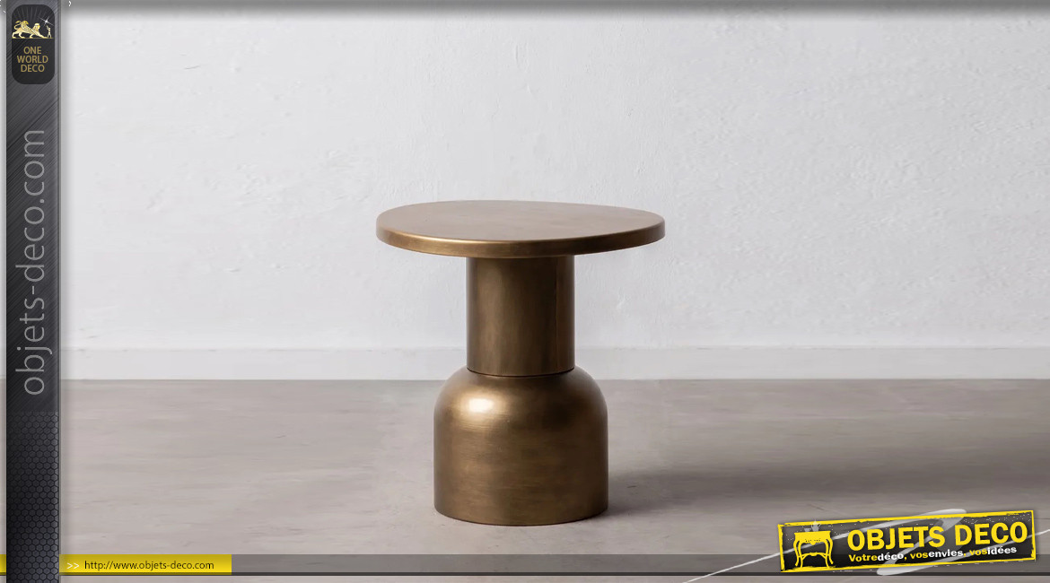 Table d'appoint ronde en métal effet bloc, finition dorée reflets bronze, ambiance contemporaine, Ø51cm