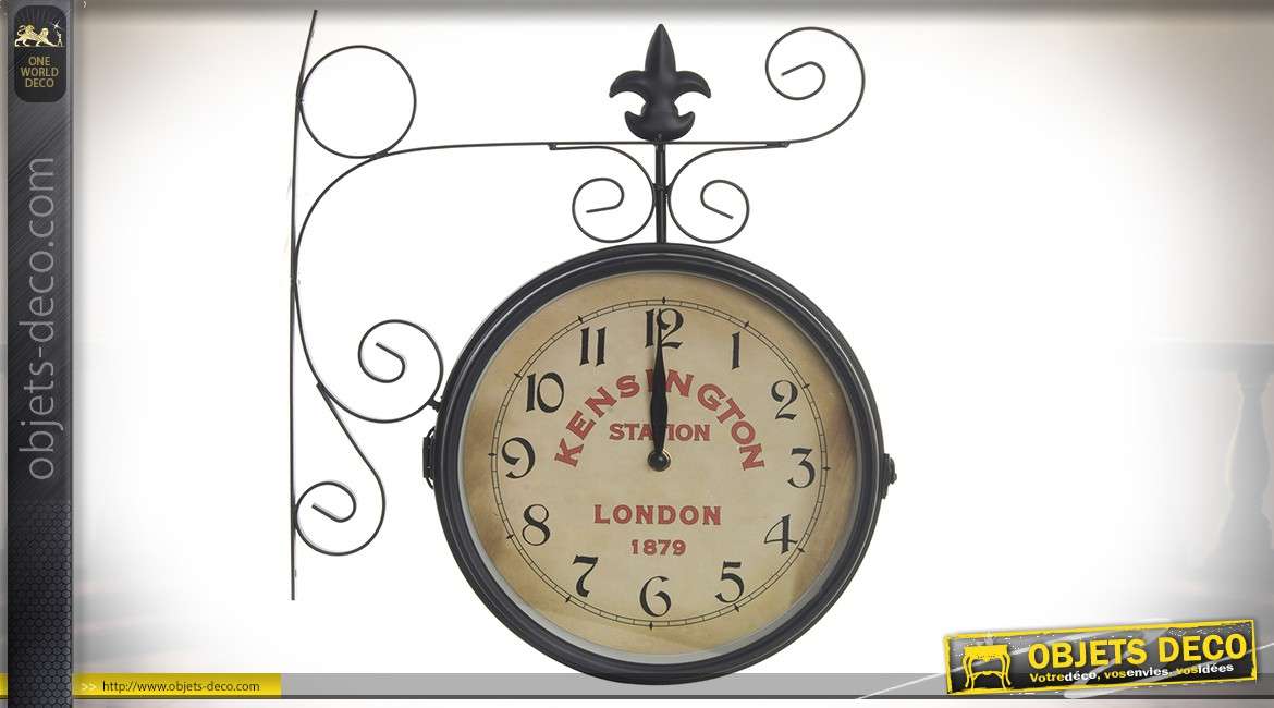 Horloge de gare rétro en métal noir avec potence murale