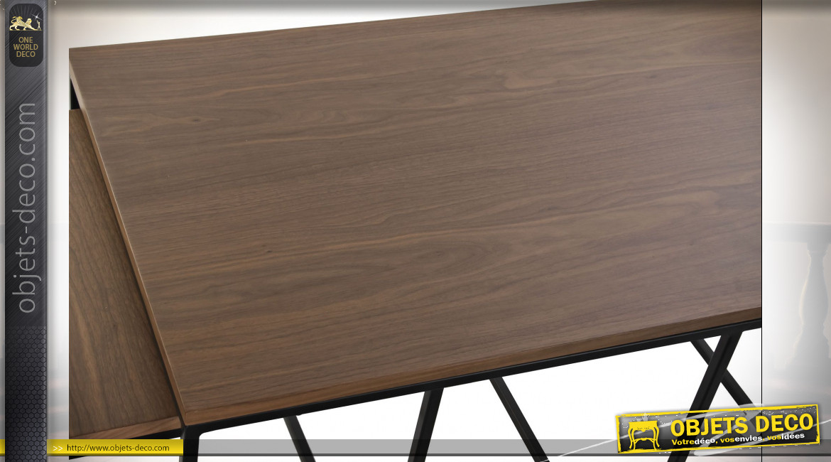 Table basse gigogne en métal noir et plateaux en bois finition brun foncé ambiance moderne, 122.5cm