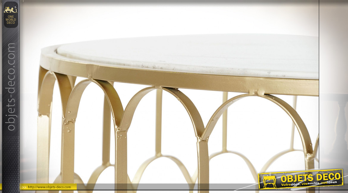 Table basse circulaire en métal ajouré finition dorée et plateau en marbre blanc ambiance moderne chic, Ø87