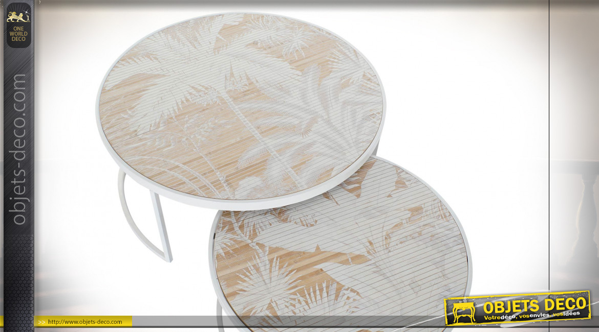 Table basse gigogne en métal blanc et plateau en bois avec motifs de palmier ambiance tropicale, Ø80cm