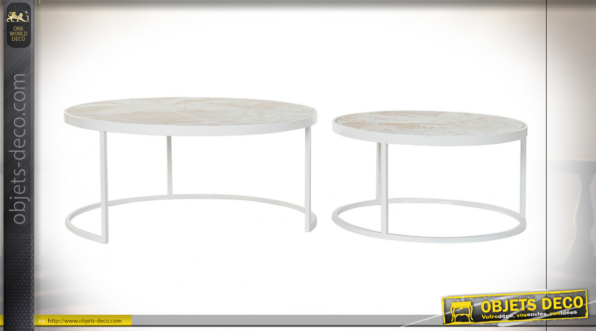Table basse gigogne en métal blanc et plateau en bois avec motifs de palmier ambiance tropicale, Ø80cm