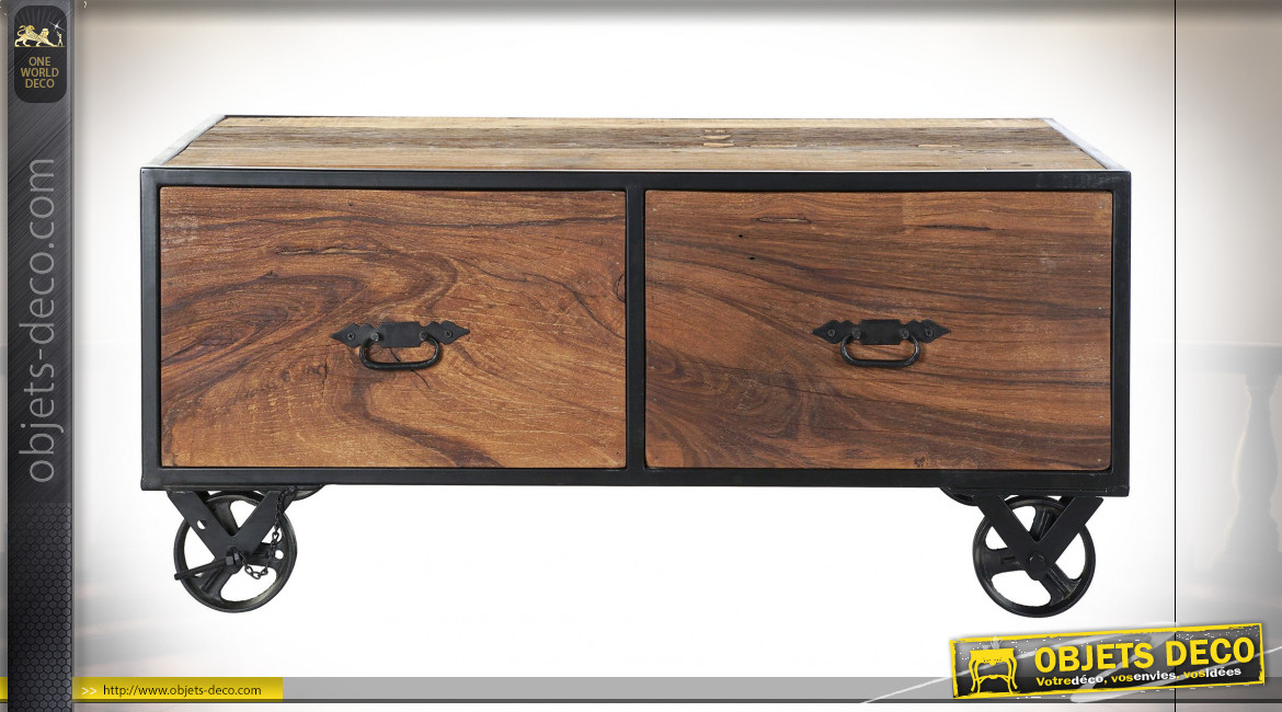 Table basse en bois recyclé finition naturelle vieillie, encadrement et roues en métal noir ambiance industrielle, 100cm