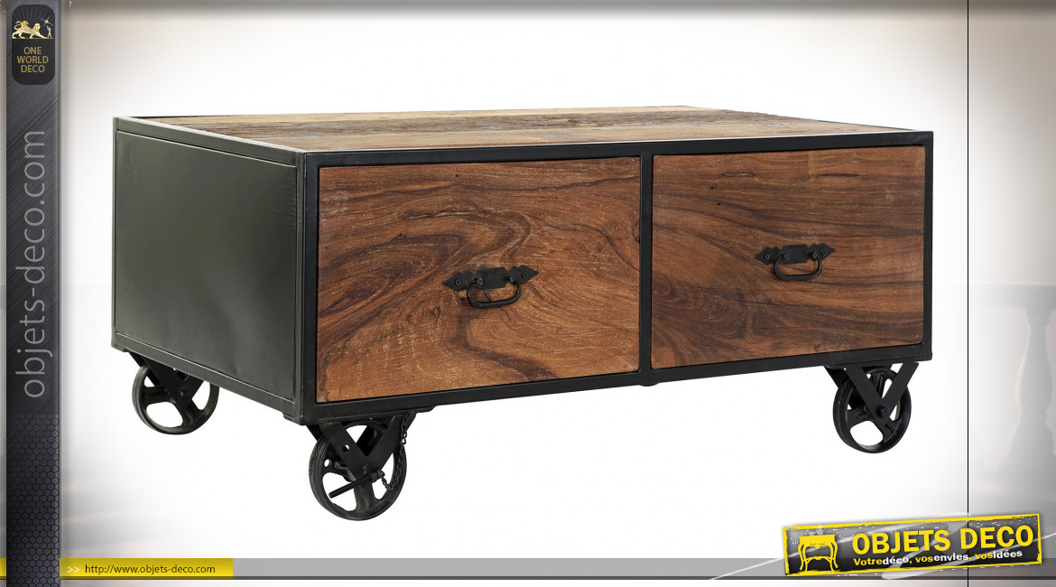 Table basse en bois recyclé finition naturelle vieillie, encadrement et roues en métal noir ambiance industrielle, 100cm
