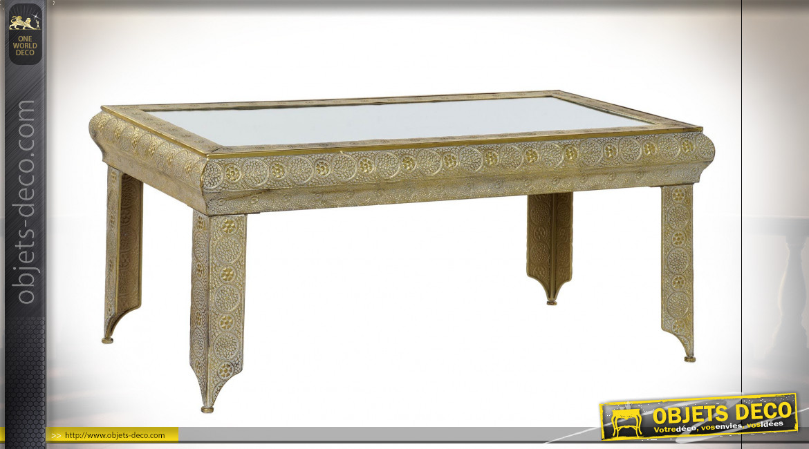 Table basse en métal finition dorée vieillie plateau en miroir de style oriental, 105.5cm