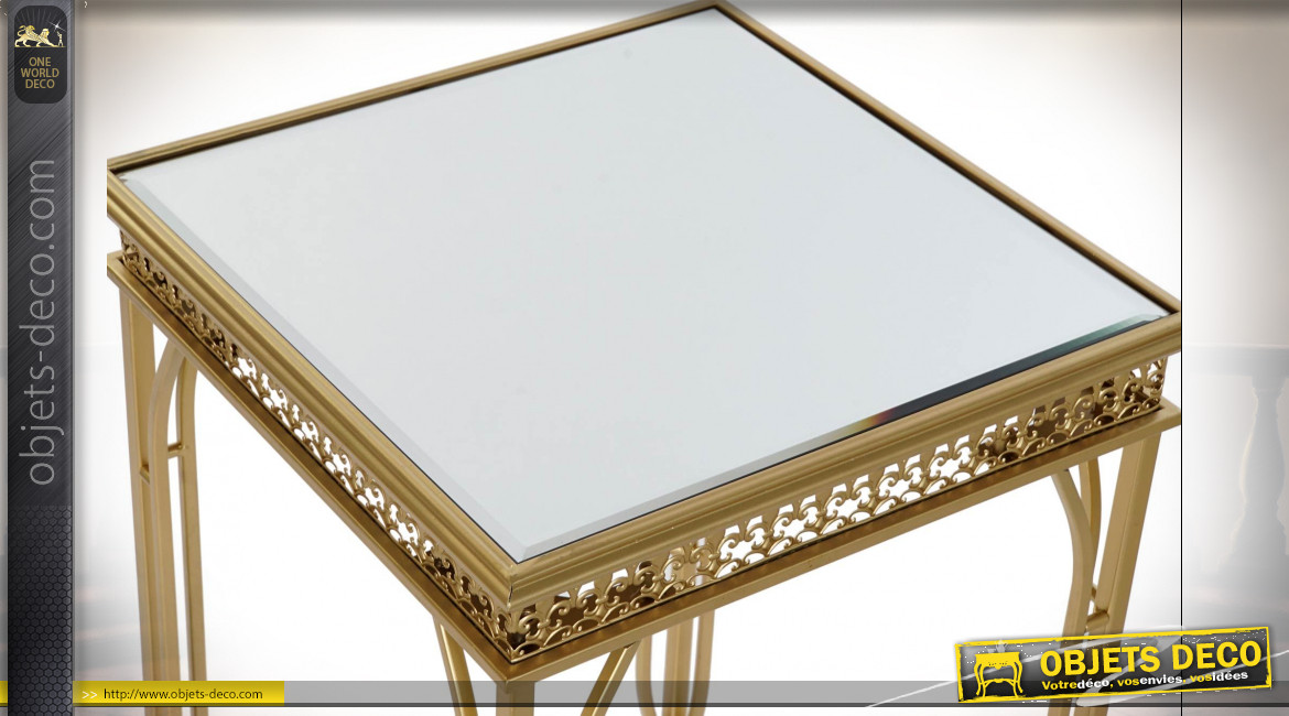 Série de 2 tables d'appoint en métal et motifs de fleurs de lys finition dorée, plateaux en miroir, 56cm